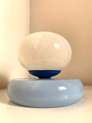 Lámpara de mesa azul