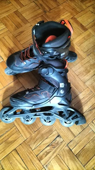 Patines en línea negros y naranjas