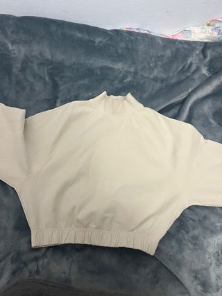 Sudadera beige cuello alto