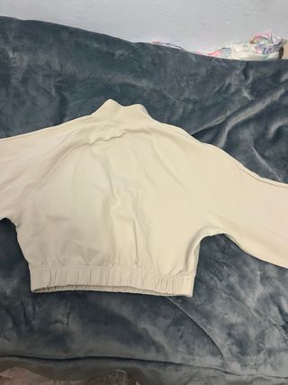 Sudadera beige cuello alto