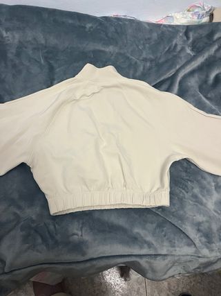 Sudadera beige cuello alto