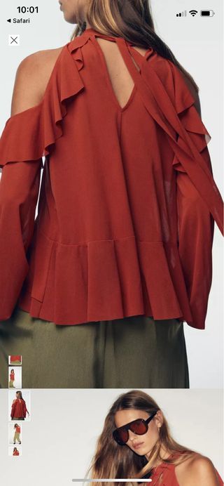 Camisa naranja con volantes y hombros descubiertos