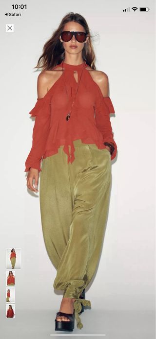 Camisa naranja con volantes y hombros descubiertos