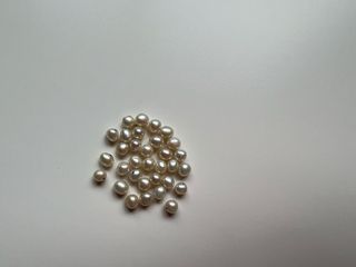 Perlas cultivadas color blanco/crema.