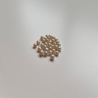 Perlas cultivadas color blanco/crema.