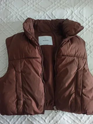 Chaleco plumífero corto Bershka marrón