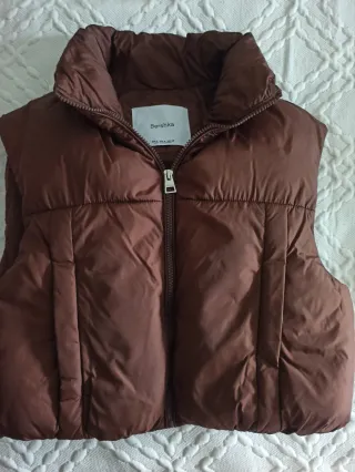Chaleco plumífero corto Bershka marrón