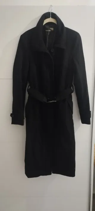 Abrigo negro largo con cinturón