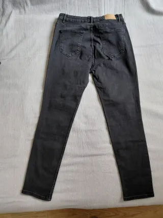 Pantalón pitillo Zara negro
