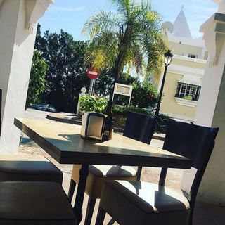 Local comercial en alquiler en Los Naranjos - Las Brisas en Marbella