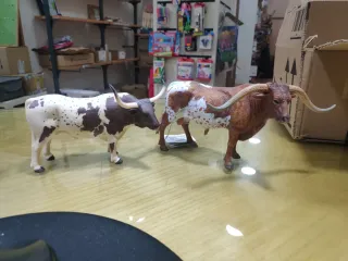 Lote 2 figuras toros cuernos largos
