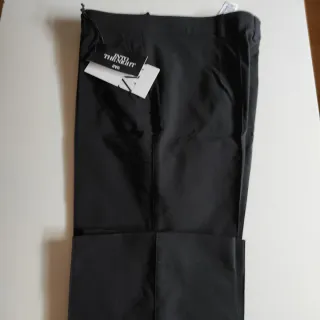 Pantalón negro Zara un poco acampanado