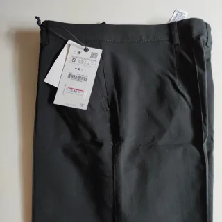 Pantalón negro Zara un poco acampanado