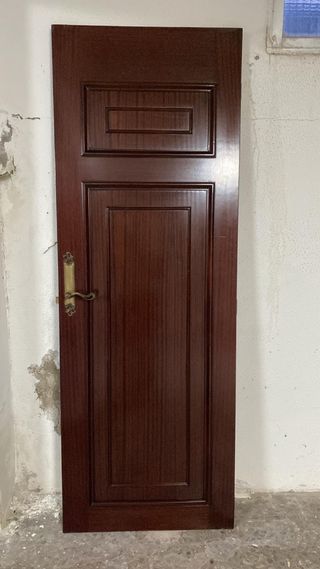 Puertas de madera oscura con tirador