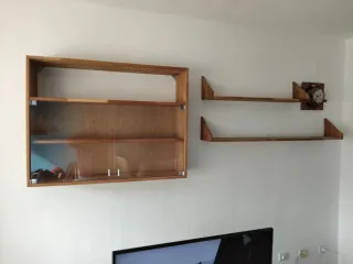 Vitrina de roble macizo con puertas de cristal