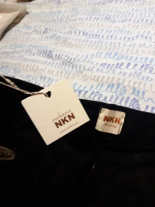 Pantalones campana negros con tachuelas