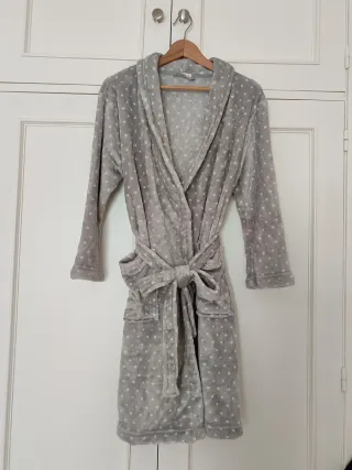 Bata de mujer gris con topitos blancos