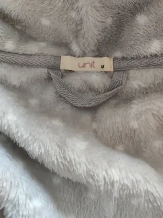 Bata de mujer gris con topitos blancos