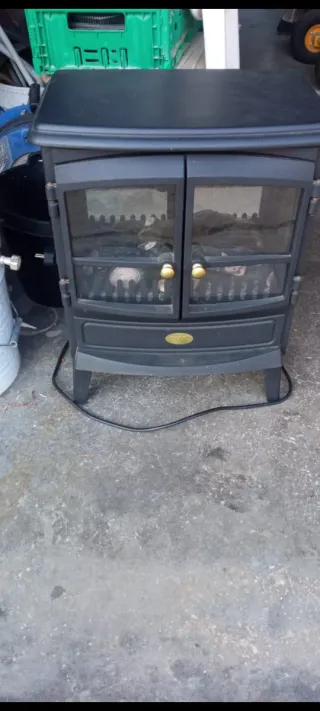 Estufa eléctrica negra con detalles dorados