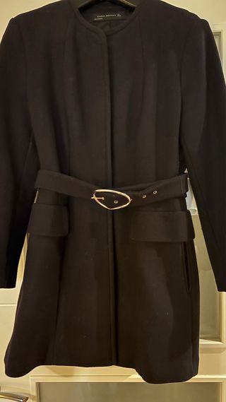 Abrigo Zara Woman elegante negro con cinturón