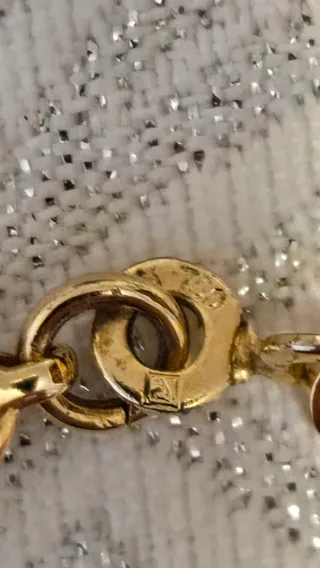 Elegante cadena dorada