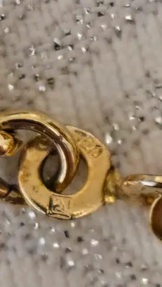 Elegante cadena dorada