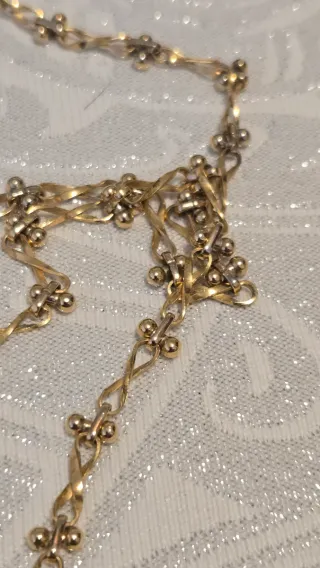 Elegante cadena dorada