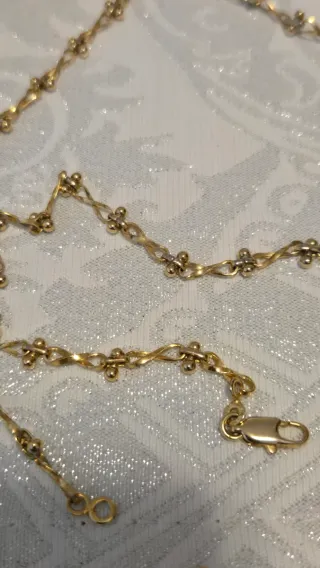 Elegante cadena dorada