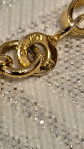 Elegante cadena dorada