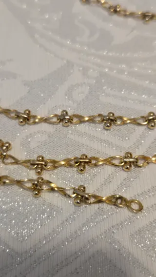 Elegante cadena dorada