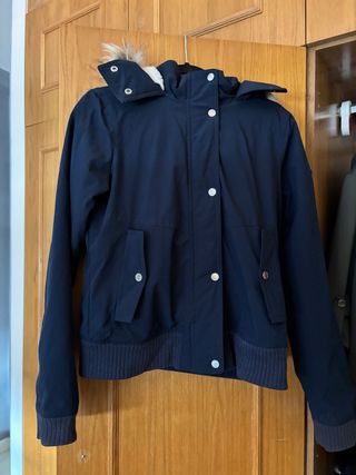 Abrigo azul Hollister con capucha