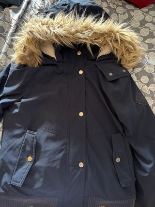 Abrigo azul Hollister con capucha