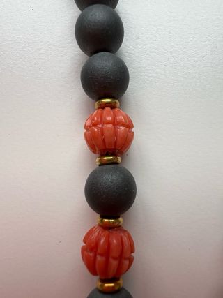 Collar y pendientes de coral y piedra