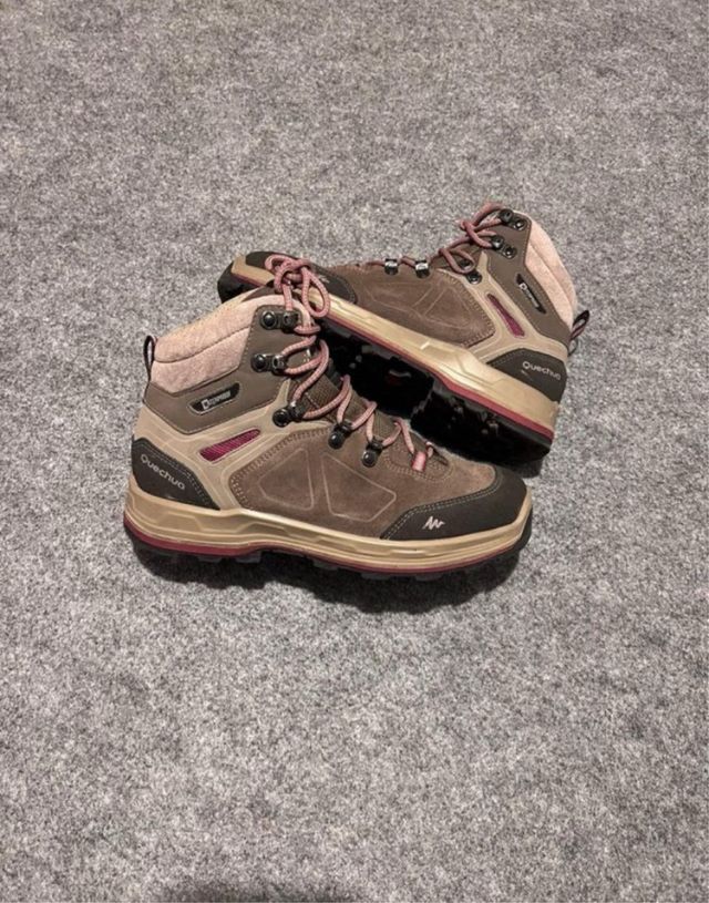 Botas Quechua Impermeables Marrones y Rojas