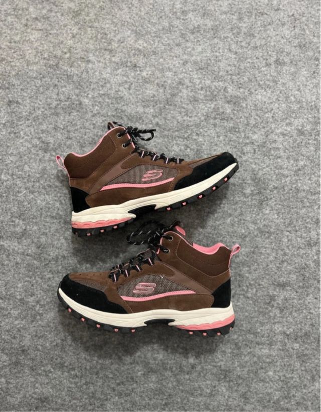 Botas de senderismo Skechers marrones y rosas
