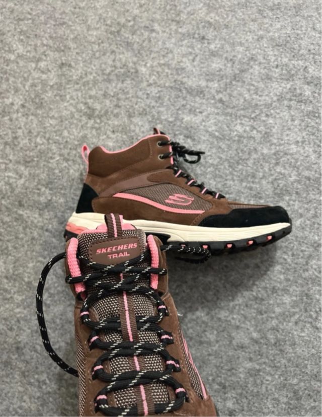 Botas de senderismo Skechers marrones y rosas
