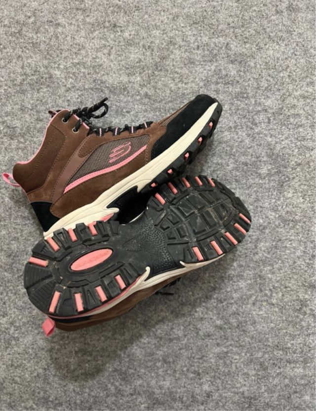Botas de senderismo Skechers marrones y rosas