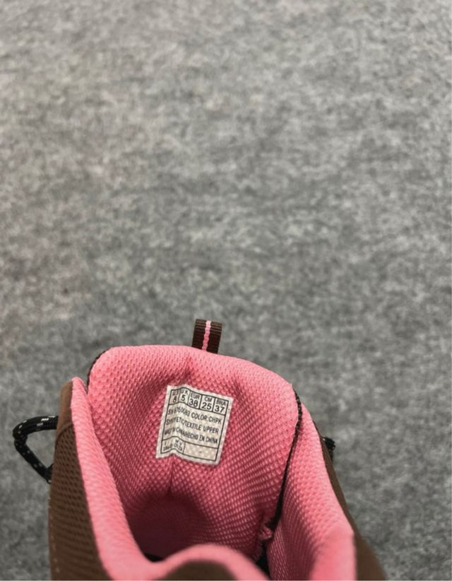 Botas de senderismo Skechers marrones y rosas