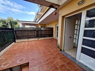 Casa adosada en alquiler en Moncada