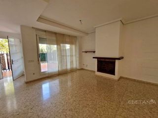 Casa adosada en alquiler en Moncada