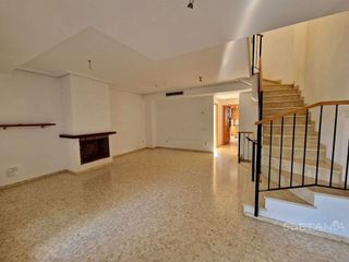Casa adosada en alquiler en Moncada
