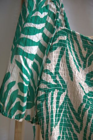 Camiseta verde y blanca con estampado de hojas