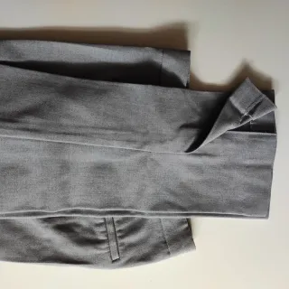 Pantalón gris con aberturas laterales