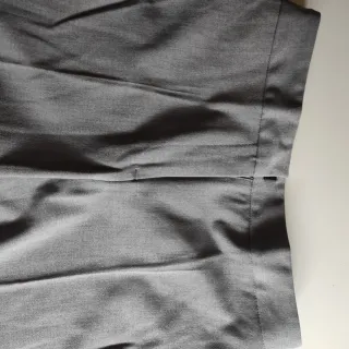 Pantalón gris con aberturas laterales