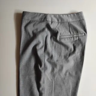 Pantalón gris con aberturas laterales