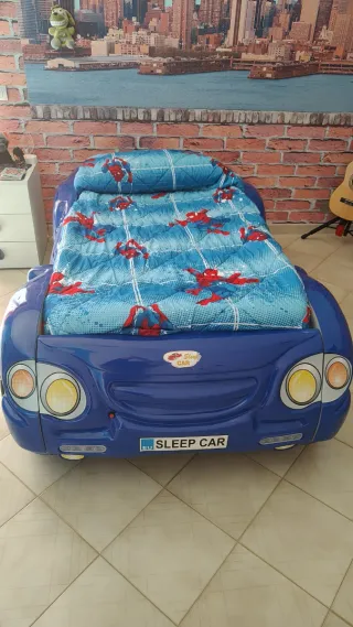 Letto a macchina blu
