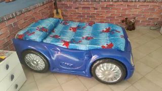 Letto a macchina blu
