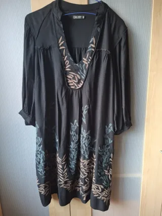 Vestido negro bordado estilo boho