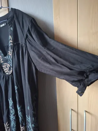 Vestido negro bordado estilo boho