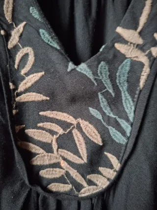 Vestido negro bordado estilo boho